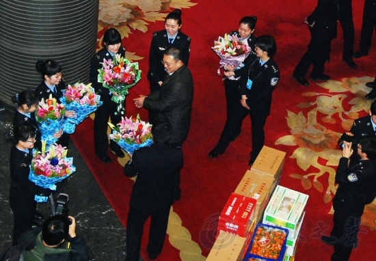 車(chē)站安檢門(mén)女檢員獲分隊(duì)七夕祝福